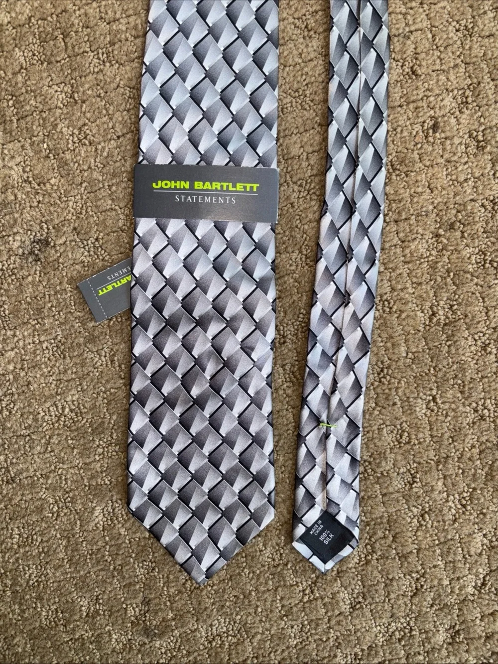 New with tags silk Men’s Silver Geometric neck Tie